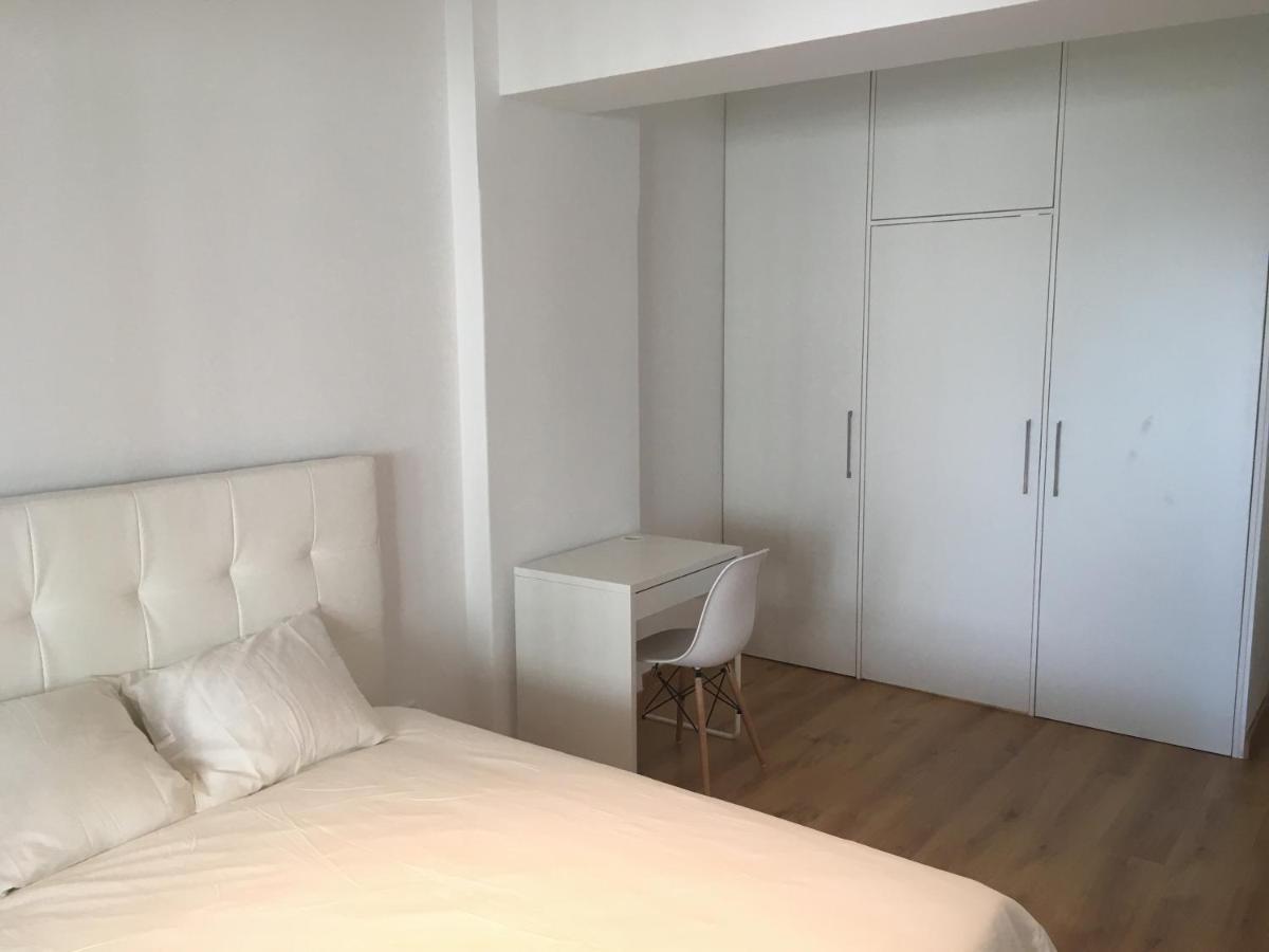 Bedrooms In Modern Guest House Алмада Стая снимка
