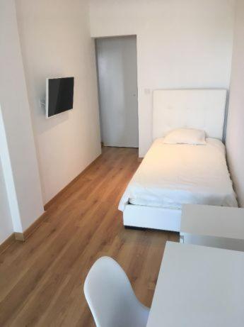 Bedrooms In Modern Guest House Алмада Екстериор снимка