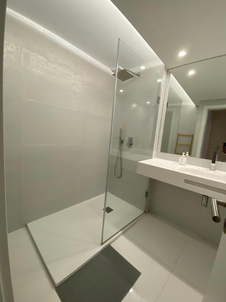 Bedrooms In Modern Guest House Алмада Екстериор снимка