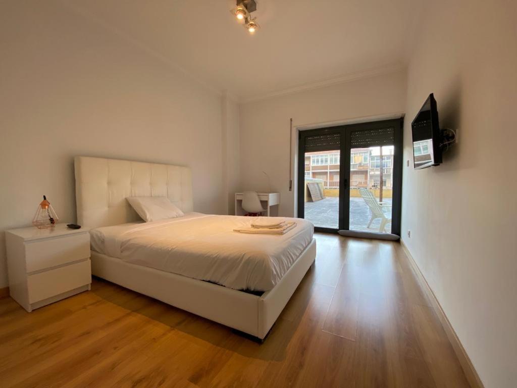 Bedrooms In Modern Guest House Алмада Екстериор снимка